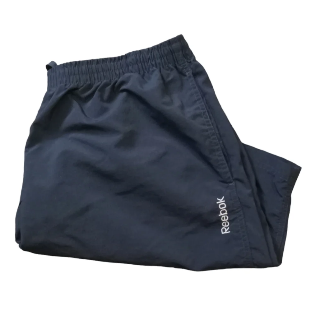 Reebok 100% nylon side, back pocket, elastic, drawstring mens athletic shorts. - Picture 1 of 5